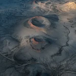 Vue aérienne d'un cratère volcanique en Islande.