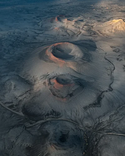 Vue aérienne d'un cratère volcanique en Islande.