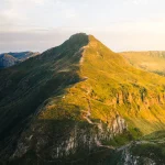 Crête montagneuse illuminée par la lumière du coucher de soleil.