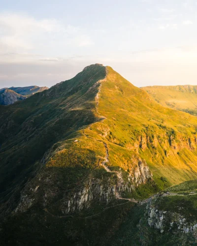 Crête montagneuse illuminée par la lumière du coucher de soleil.