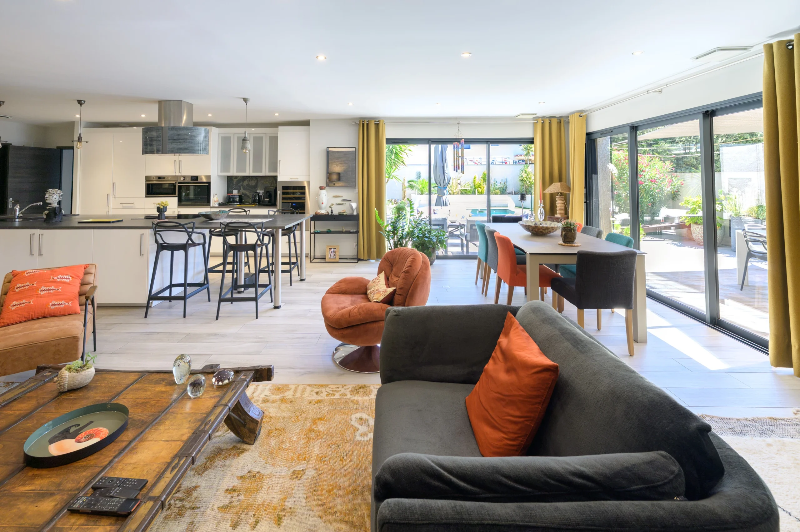 Grande pièce de vie photographiée pour valoriser un bien immobilier.
