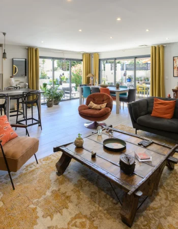 Grande pièce de vie photographiée pour valoriser un bien immobilier.