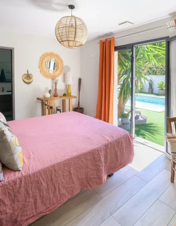 Chambre lumineuse mise en valeur par une photographie immobilière.