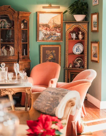 Salon chaleureux photographié pour la valorisation d'un bien immobilier.