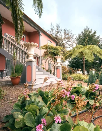 Villa Portugaise avec jardin photographiée pour une annonce immobilière.