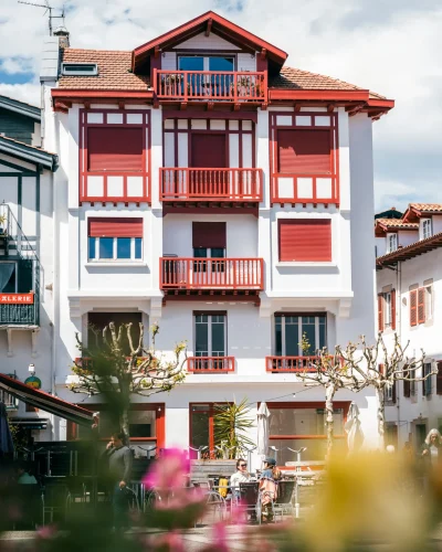 Photographie d'une façade d'une maison basque