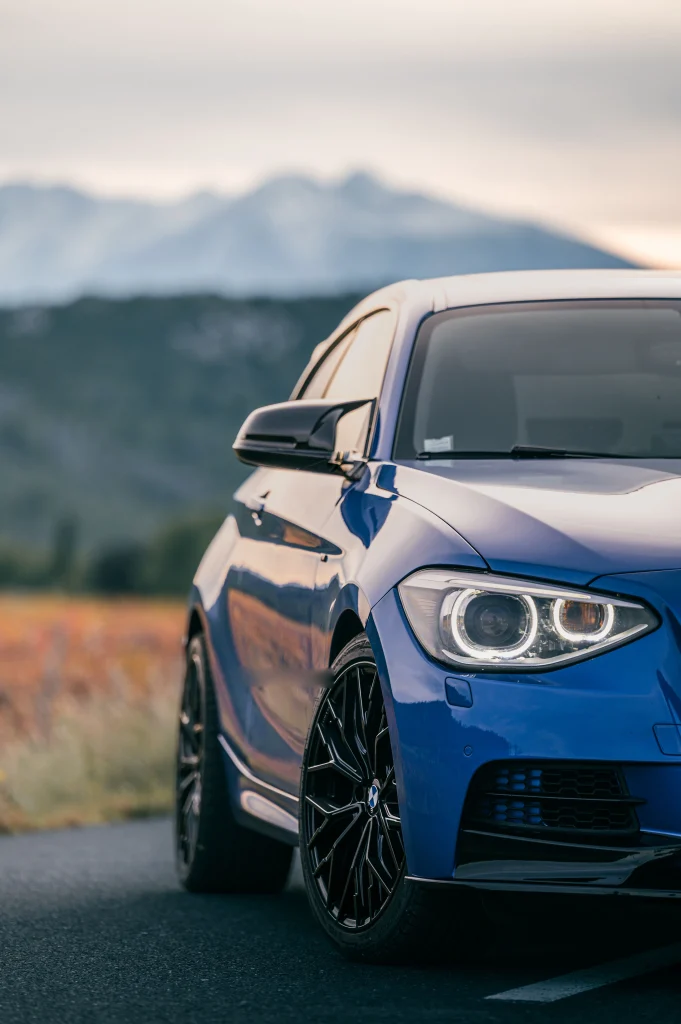 Détail de la face avant d'une BMW.