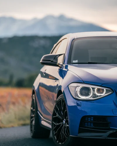 Détail de la face avant d'une BMW.
