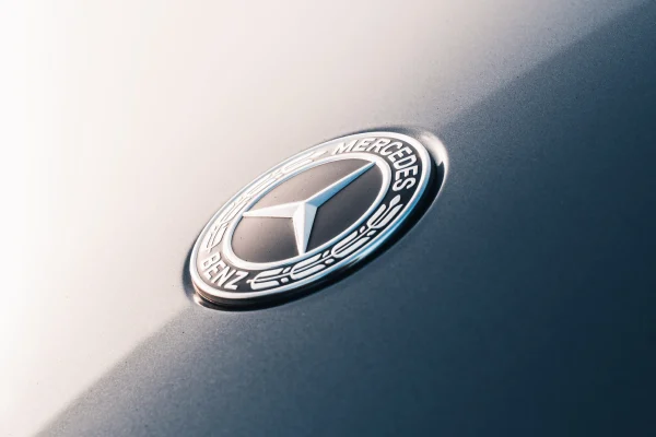 Emblème Mercedes-Benz photographié en gros plan.