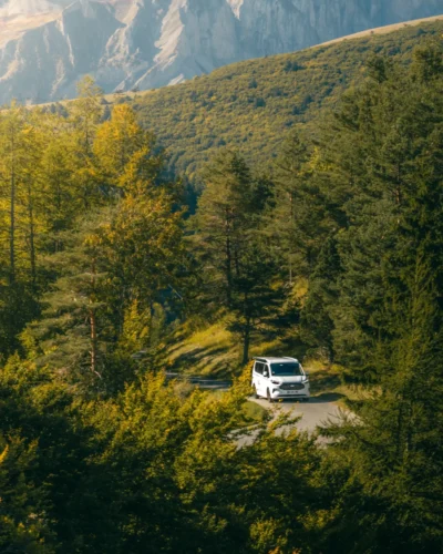 Photographie automobile réalisée sur une route de montagne.