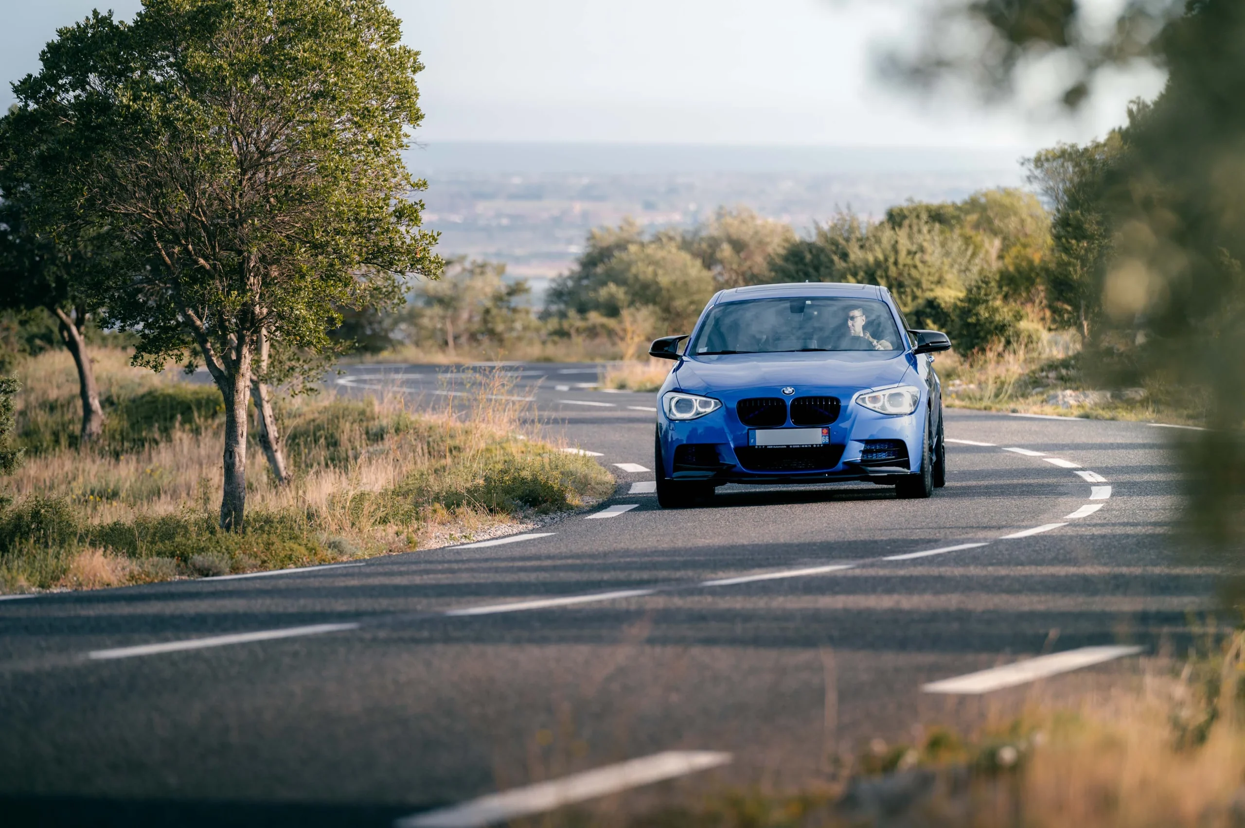 Photographie automobile d'une BMW en mouvement.