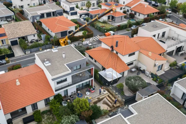 Photographe-Entreprise-Perpignan-11 Vue aérienne d'un quartier résidentiel, durant un chantier, réalisée par drone.