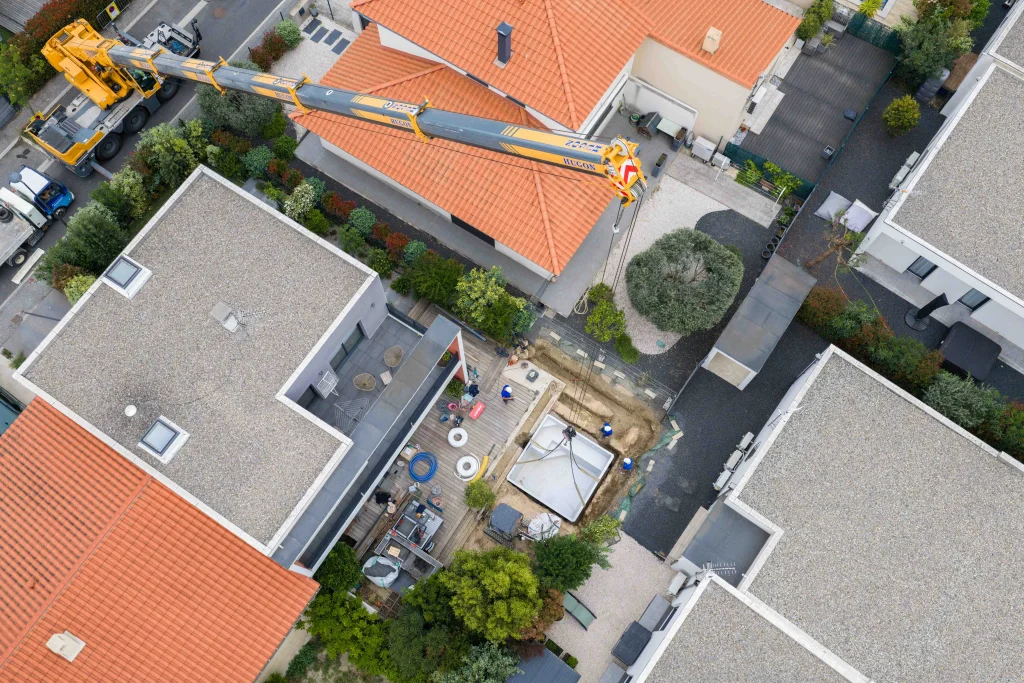 Vue aérienne d'un chantier de piscine réalisée par drone.