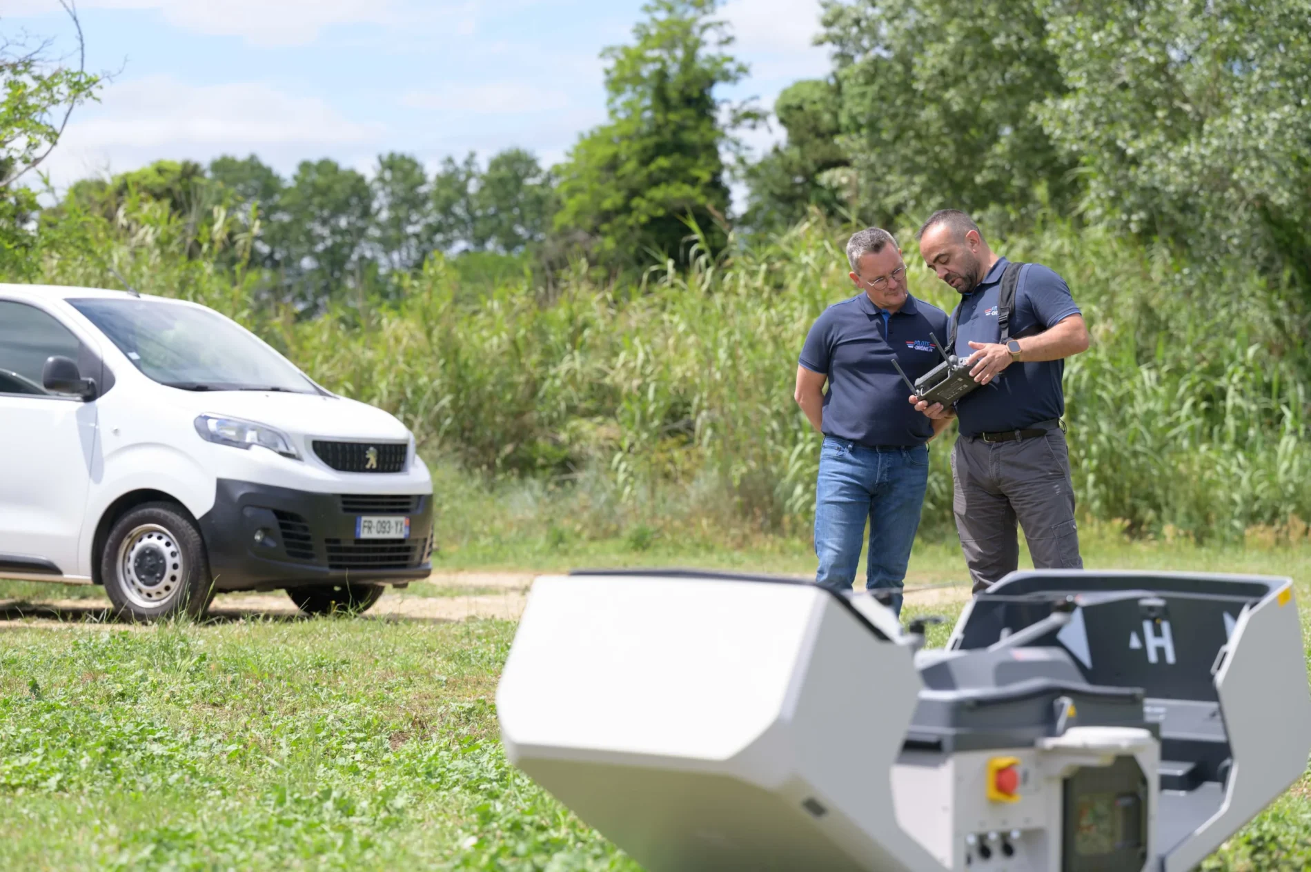 Repérage d'une zone avant une mission de prise de vue par drone.