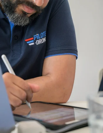 Photographe-Entreprise-Perpignan-18 Télépilote préparant une mission aérienne.