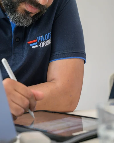 Télépilote préparant une mission aérienne.