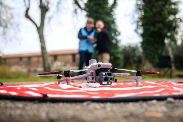 Préparation d'une mission de drone entre deux professionnels.