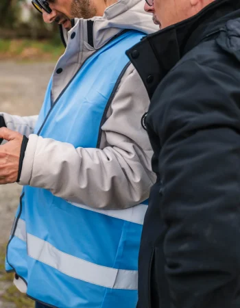 Photographe-Entreprise-Perpignan-20 Formateur accompagnant un pilote de drone pendant une mission de prise de vue par drone.