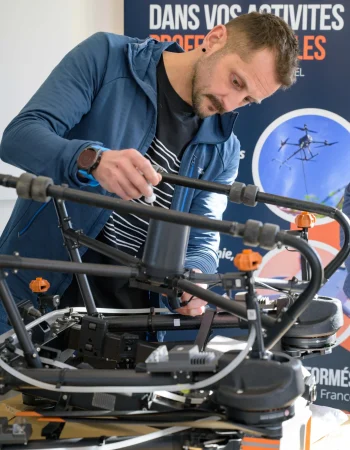 Photographe-Entreprise-Perpignan-22 Technicien intervenant sur un équipement professionnel.
