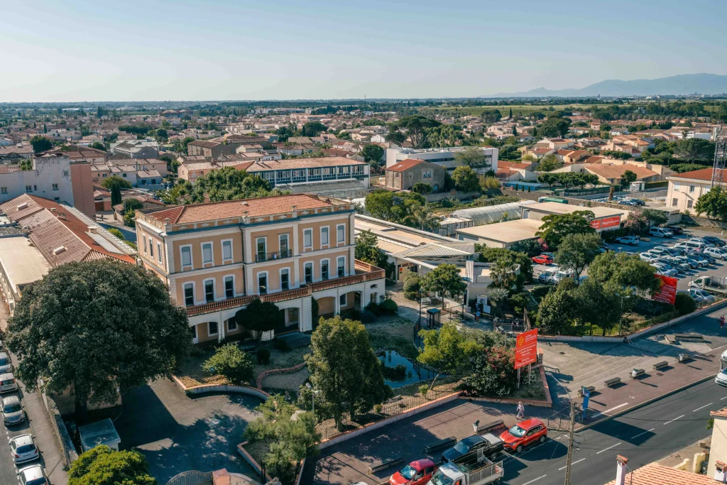 Vue aérienne d'un bâtiment remarquable du lycée de Rivesaltes réalisée par drone.