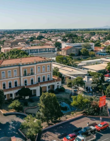 Photographe-Entreprise-Perpignan-3 Vue aérienne d'un bâtiment remarquable du lycée de Rivesaltes réalisée par drone.