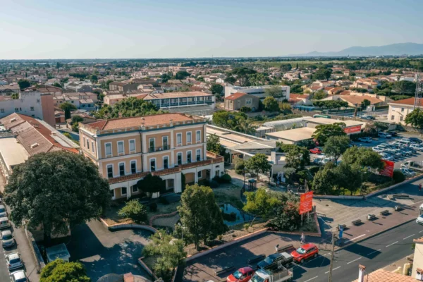Vue aérienne d'un bâtiment remarquable du lycée de Rivesaltes réalisée par drone.
