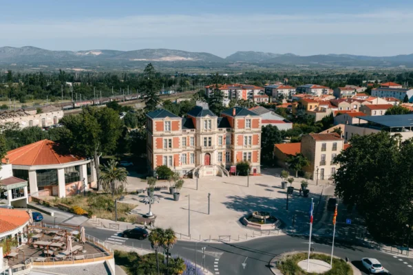 Vue aérienne d'un bâtiment historique réalisée par drone.