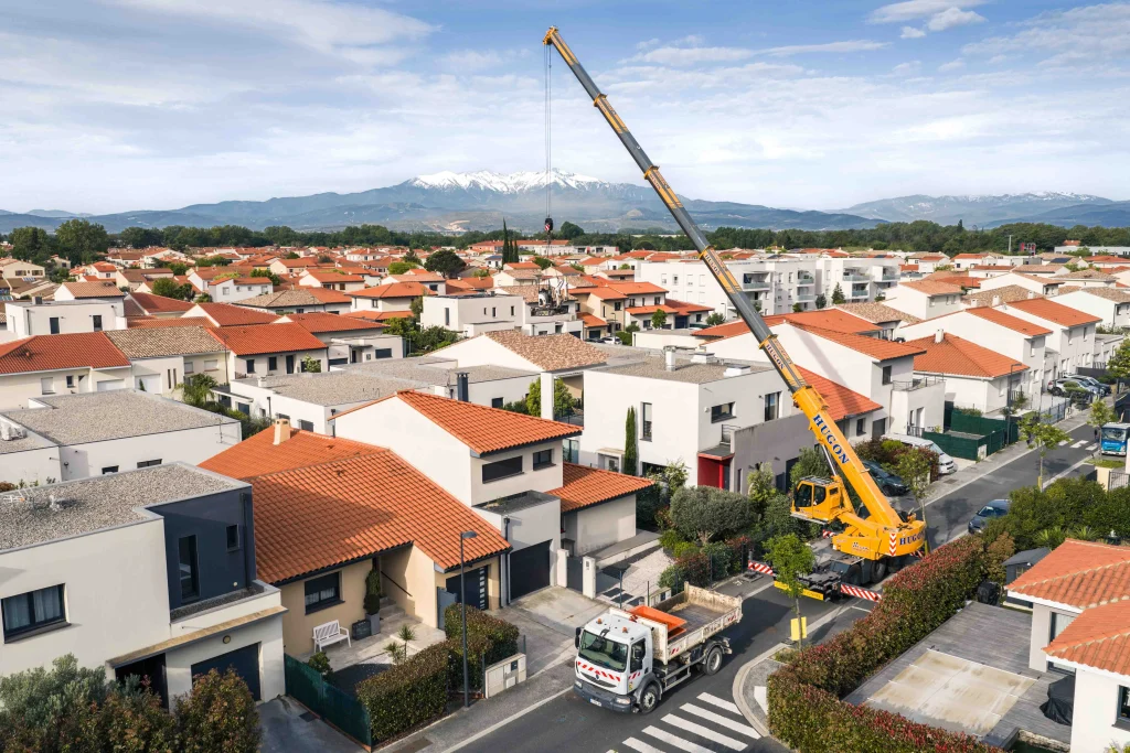 Vue aérienne d'un chantier avec grue réalisée par drone, face au Canigou.