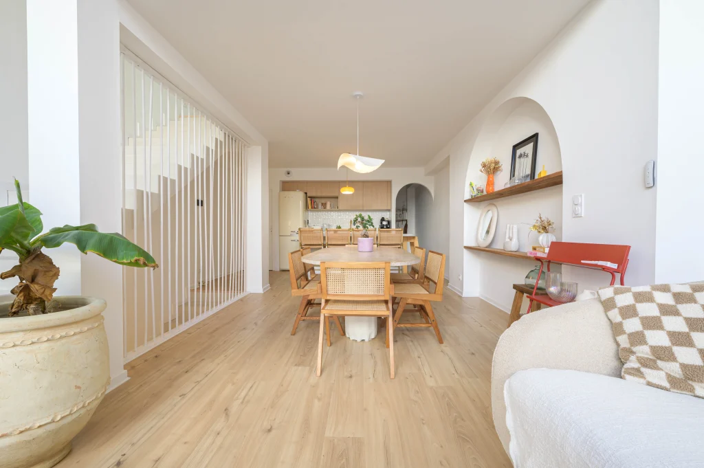 Entrée et salon photographiés pour une annonce immobilière.