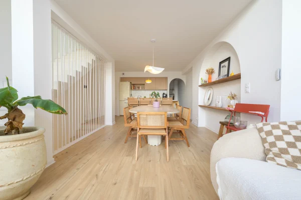 Photographe-Immobilier-Perpignan-10 Entrée et salon photographiés pour une annonce immobilière.