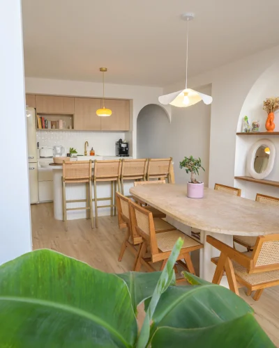Cuisine ouverte photographiée pour la valorisation d'un bien immobilier.
