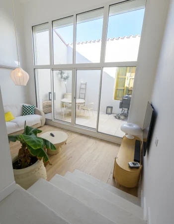 Cour intérieure lumineuse d'une maison photographiée pour une vente immobilière.