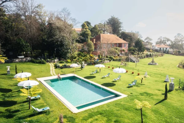 Photographe-Immobilier-Perpignan-7 Jardin arboré avec piscine photographié pour valoriser une propriété.