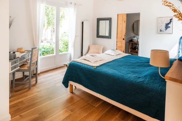 Chambre lumineuse photographiée pour valoriser un bien immobilier.