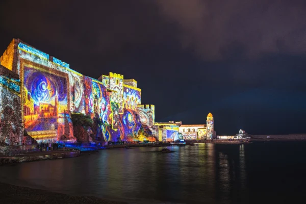Chateau de Collioure illuminé lors d'un spectacle nocturne.