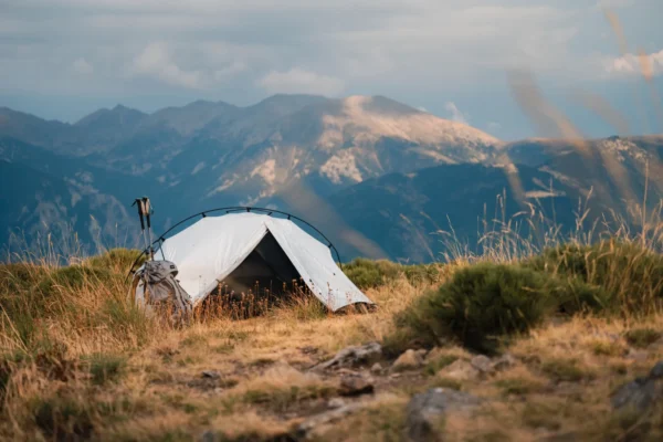 Tente installée face aux montagnes lors d'un bivouac.