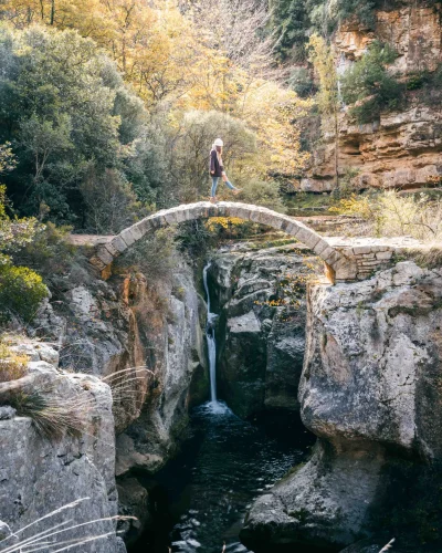 Randonnée sur un pont naturel au cœur d'un canyon.