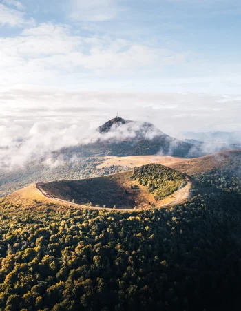 Photographie aérienne des volcans d'Auvergne et du Puy du Dome