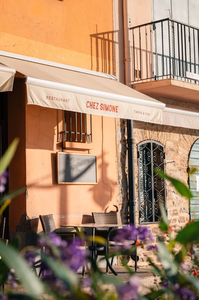 Restaurant méditerranéen photographié à l'heure dorée.