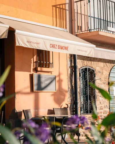 Restaurant méditerranéen photographié à l'heure dorée.