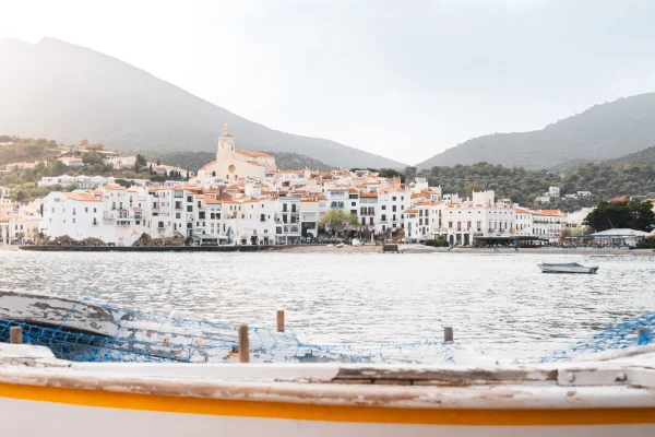 Vue sur Cadaquès, son port méditerranéen et son village.