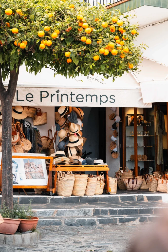 Boutique artisanale dans une rue commerçante.