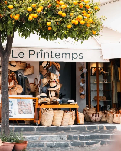 Boutique artisanale dans une rue commerçante.
