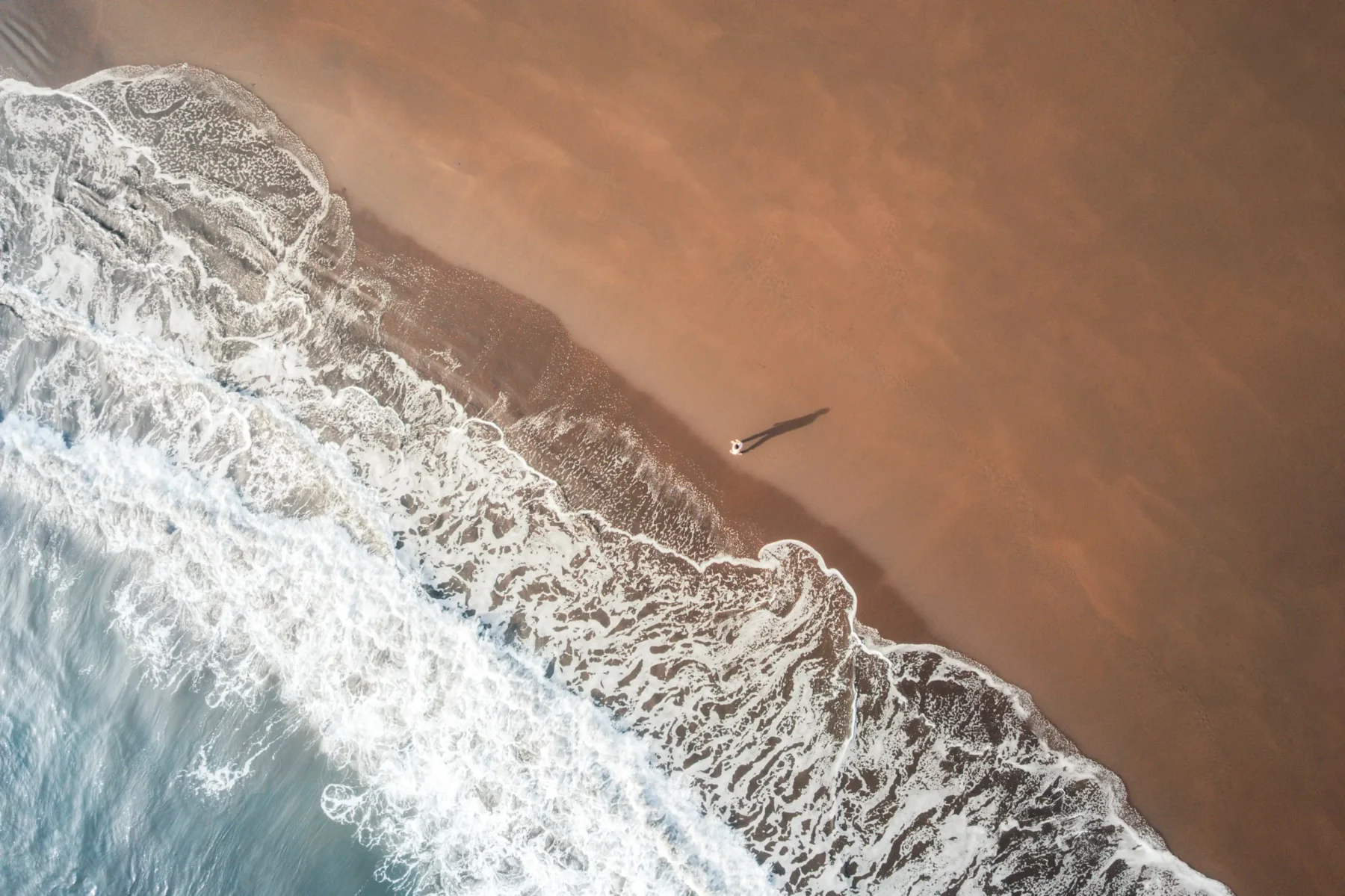 Vue aérienne d'une plage photographiée par drone.