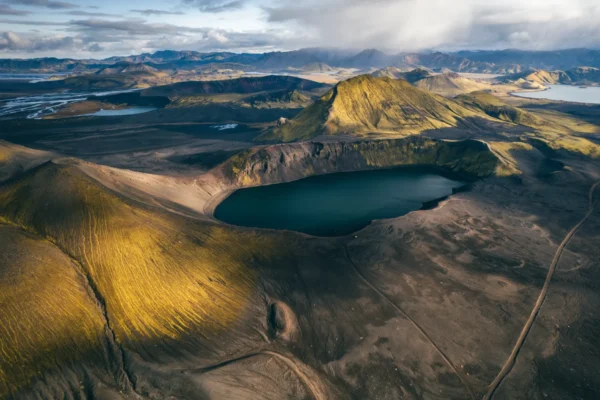 Vue aérienne d'un lac volcanique en Islande.