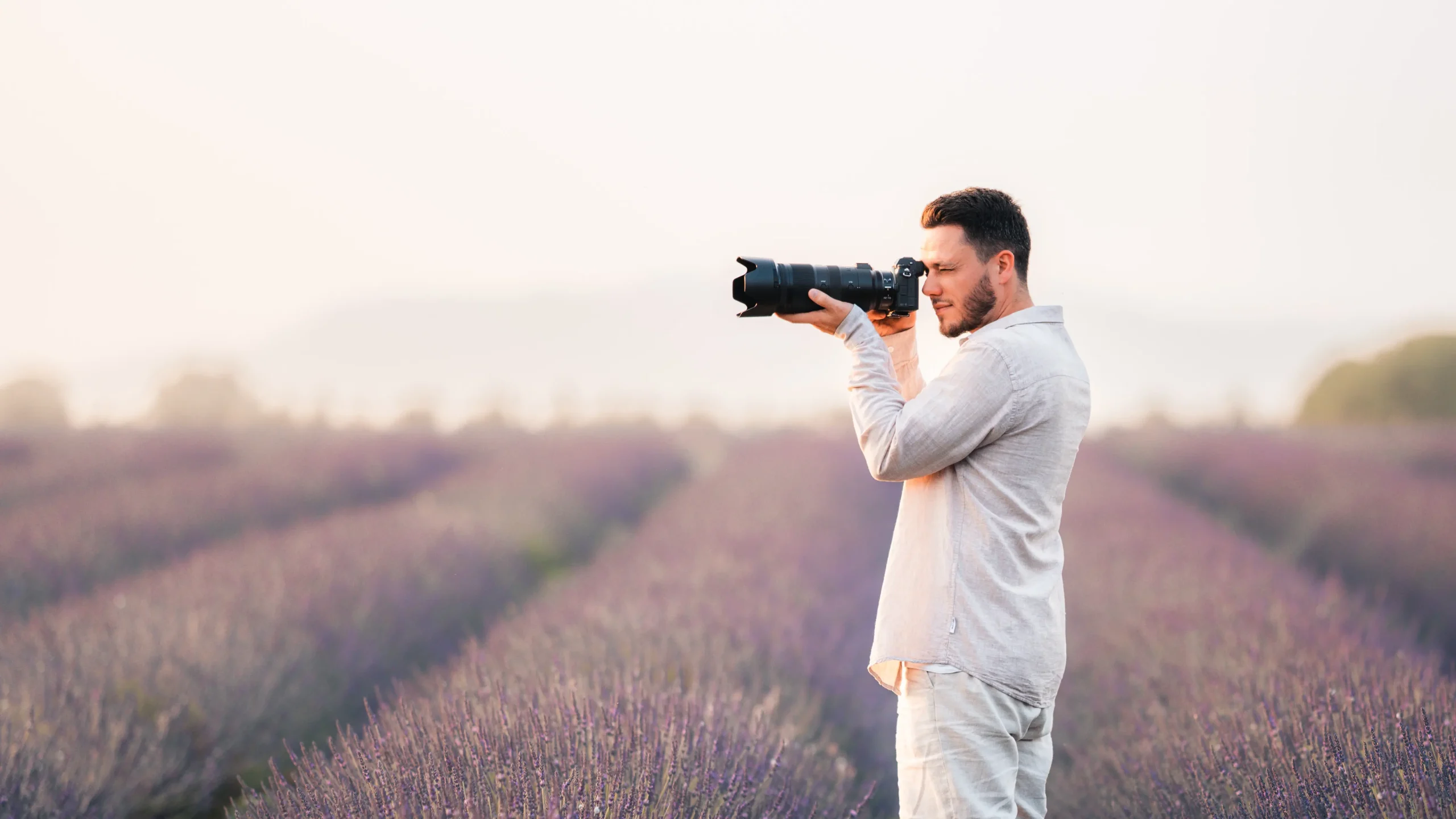 Photographe utilisant un téléobjectif lors d'un reportage.