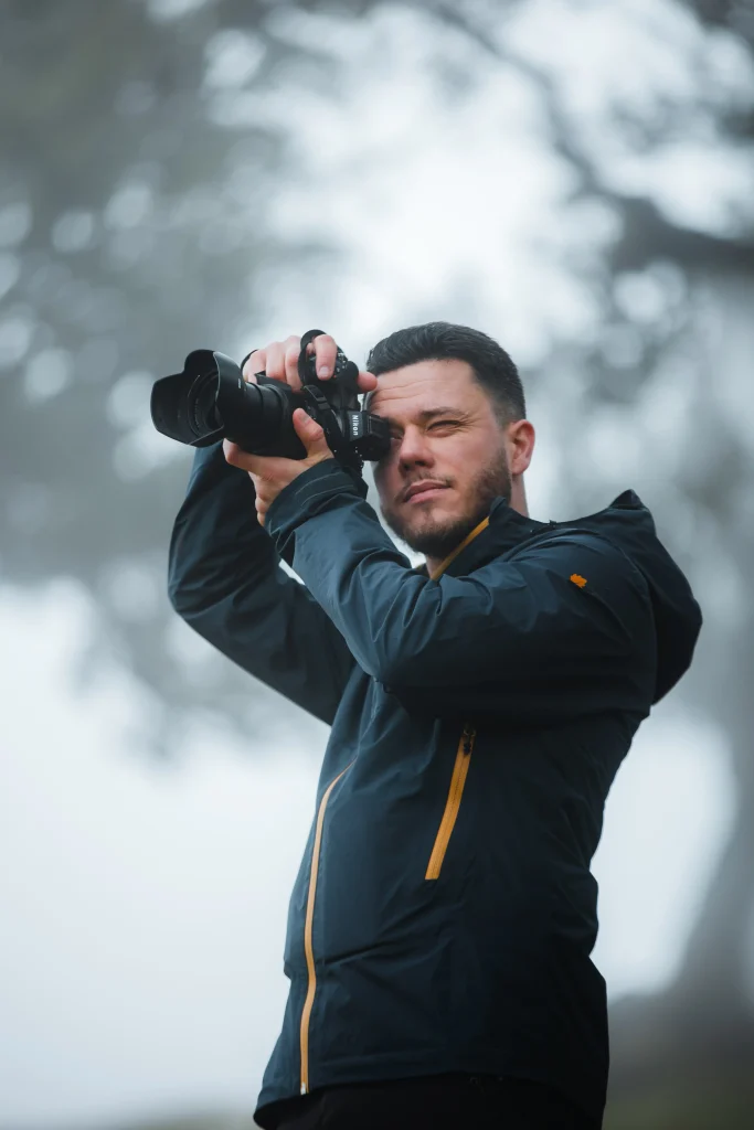 Photographe observant un paysage avant une prise de vue.