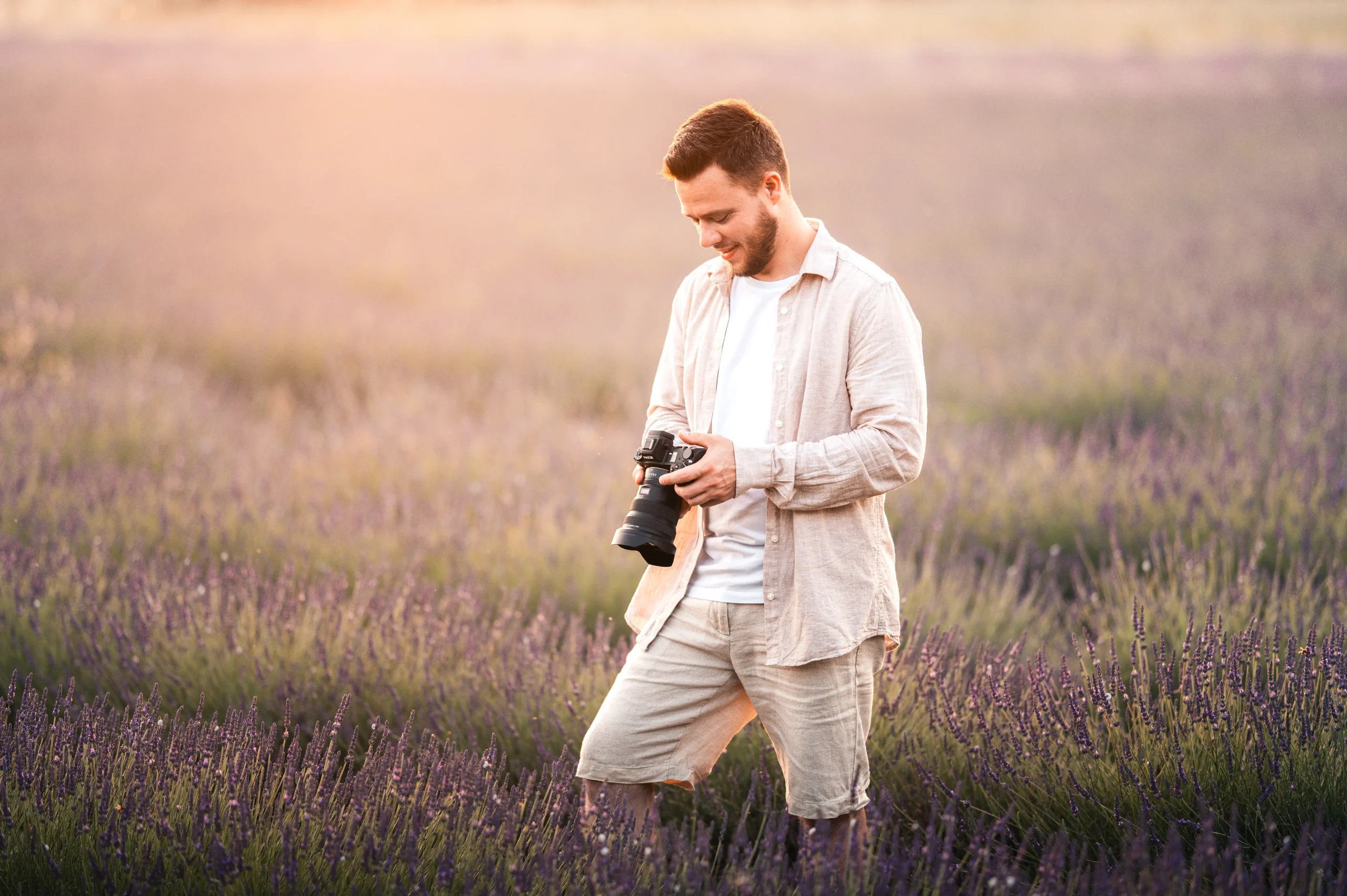 Photographe préparant une séance photo en extérieur.
