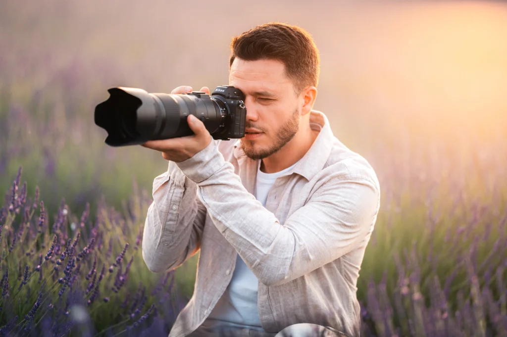 Photographe utilisant un téléobjectif lors d'un reportage.