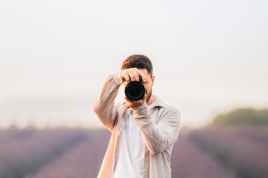 Photographe professionnel réalisant une prise de vue.